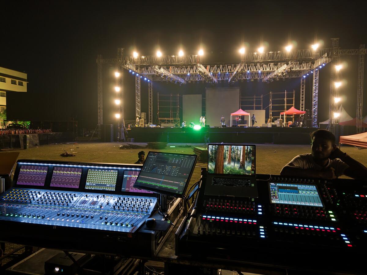 Dynamic stage lighting design at a live concert