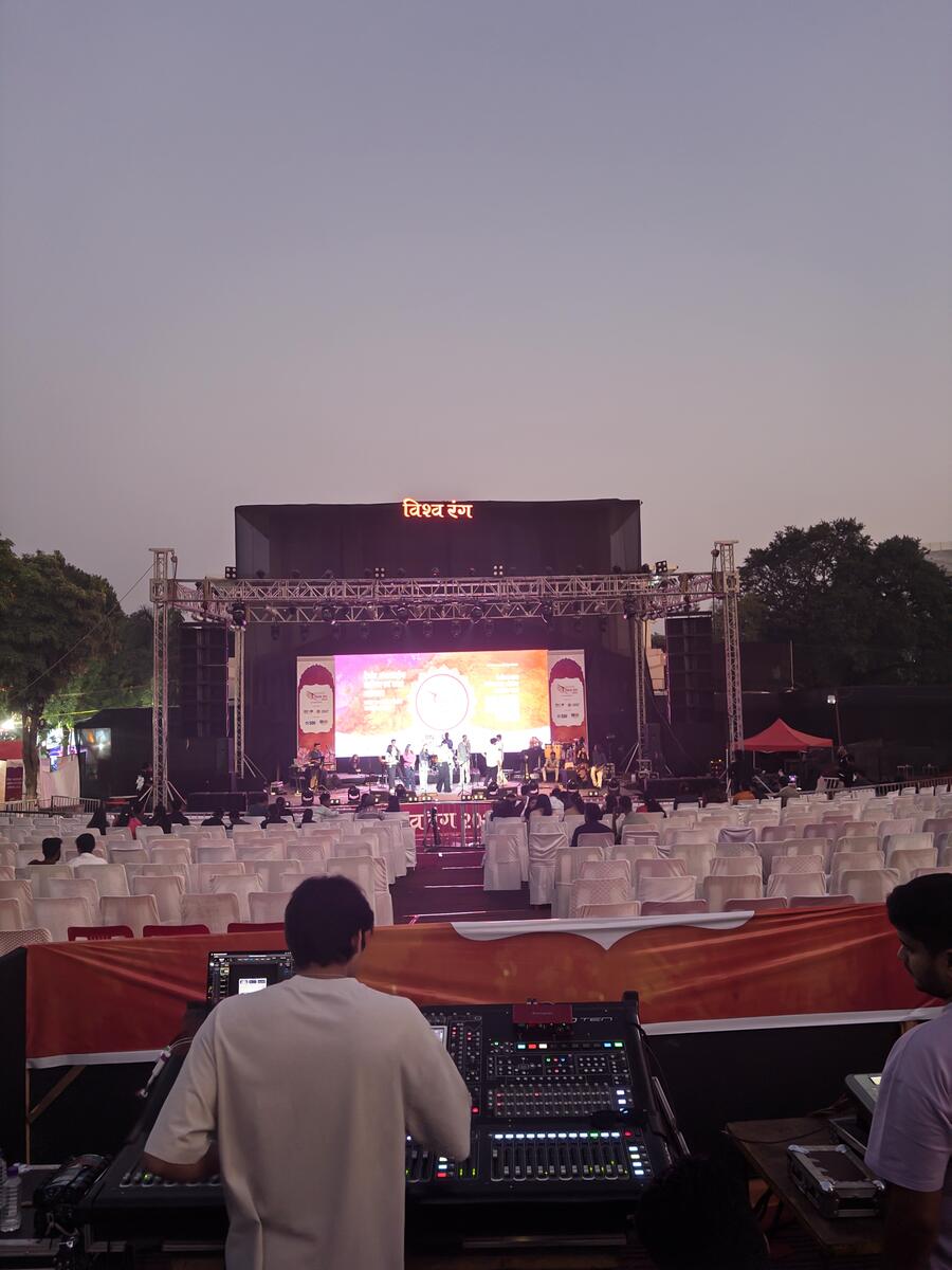 Line array speaker system configuration at an outdoor event
