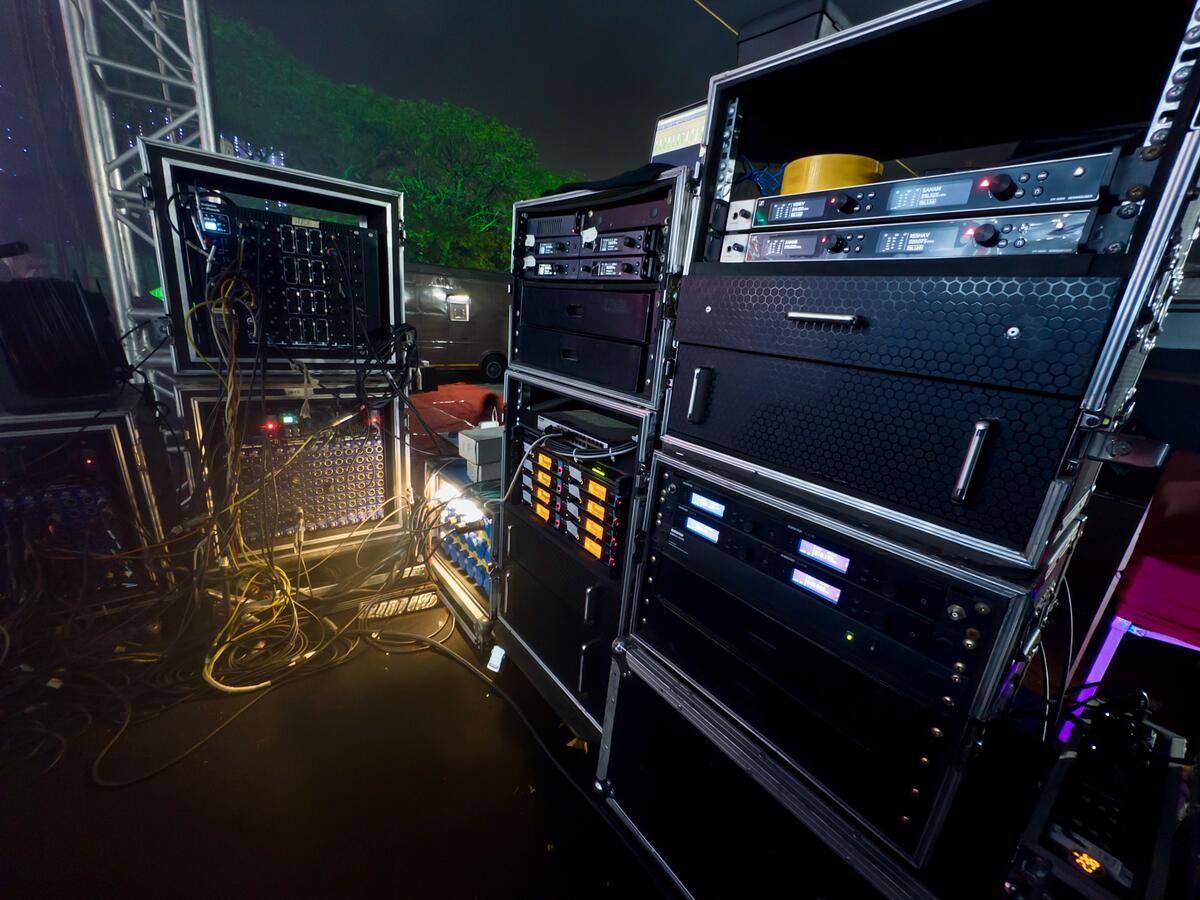 Line array speaker system at an outdoor concert venue